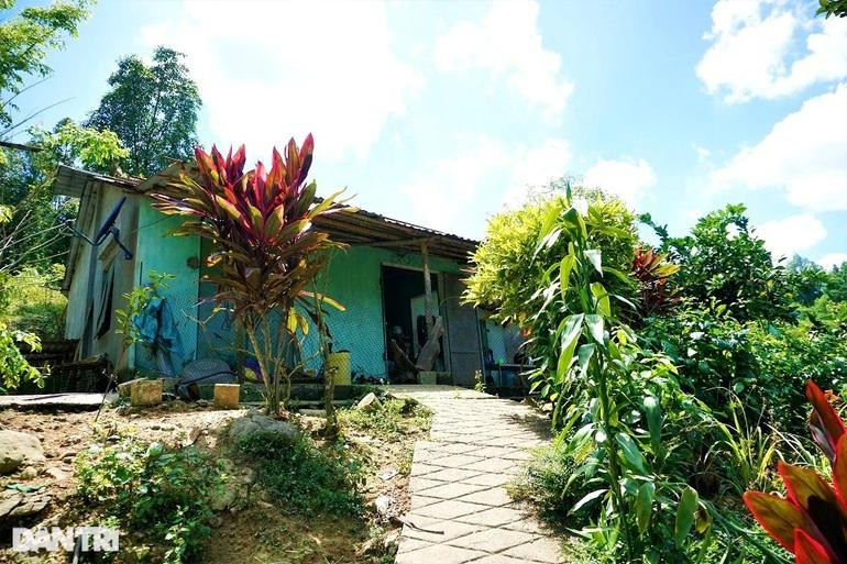 Ngôi nhà nhỏ từng nổi tiếng khi có nhiều hãng truyền hình cử người đến "canh" ông một tuần. Ngôi nhà nhỏ từng nổi tiếng khi có nhiều hãng truyền hình cử người đến "canh" ông một tuần.