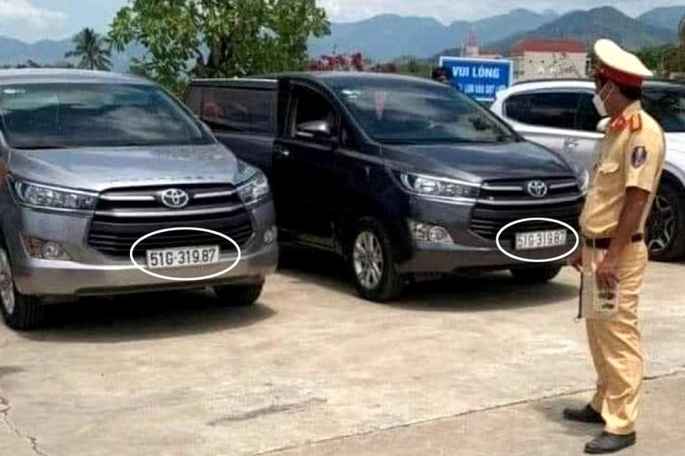 Hai ô tô cùng mang biển số 51G-319.87 đậu cạnh nhau, hiện công an đã tạm giữ xe màu xám bạc để tiếp tục điều tra, xử lý. Ảnh: A.X.