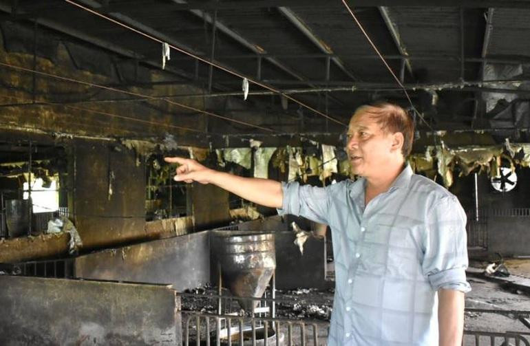 Ông Hoàng Văn Nhã chủ trang trại lợn thiệt hại nặng nề sau khi trang trại lợn bị sét đánh trúng. Ông Hoàng Văn Nhã chủ trang trại lợn thiệt hại nặng nề sau khi trang trại lợn bị sét đánh trúng.