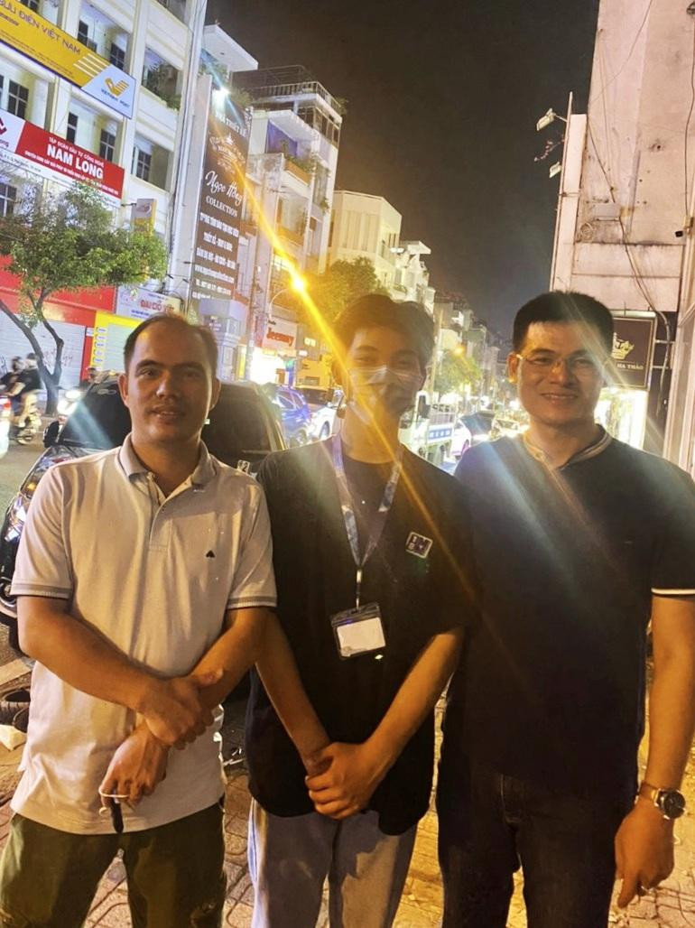 Trung tá Lâm (bìa trái) và nam sinh viên bị cướp điện thoại (giữa) sau khi xảy ra sự việc. Ảnh: Nhân vật cung cấp. Trung tá Lâm (bìa trái) và nam sinh viên bị cướp điện thoại (giữa) sau khi xảy ra sự việc. Ảnh: Nhân vật cung cấp.