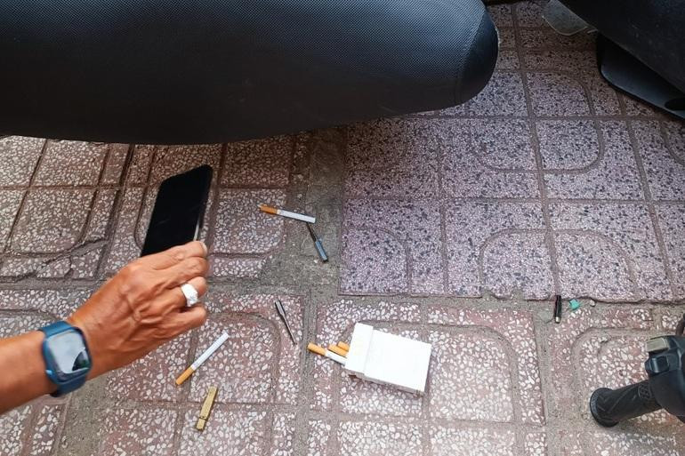 Tại hiện trường ngoài chiếc điện thoại của nạn nhân, kẻ cướp còn rớt lại dụng cụ phá khóa xe. Ảnh: Nhân vật cung cấp. Tại hiện trường ngoài chiếc điện thoại của nạn nhân, kẻ cướp còn rớt lại dụng cụ phá khóa xe. Ảnh: Nhân vật cung cấp.