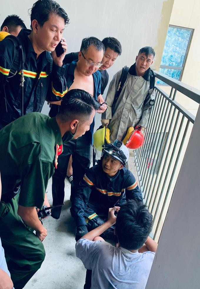 Đại úy Thanh (ngồi đối diện) trấn an tinh thần nam sinh sau phút nguy hiểm trong căn nhà hỏa hoạn. (Ảnh: T. T)