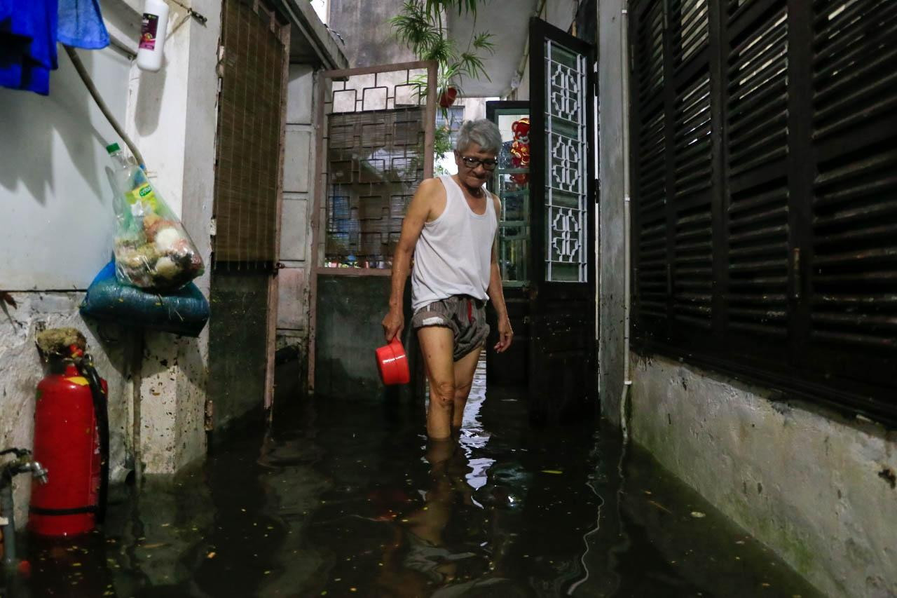 Con ngõ dẫn lối vào nhà ông Bùi Văn Hậu đến sáng nay vẫn ngập quá bắp chân. “Cứ mưa lớn khoảng 15-20 phút là nhà tôi ngập sâu. Có lúc nước dâng cao đến rốn, tình trạng này diễn ra thường xuyên vào mùa mưa”, ông Hậu cho biết. Con ngõ dẫn lối vào nhà ông Bùi Văn Hậu đến sáng nay vẫn ngập quá bắp chân. “Cứ mưa lớn khoảng 15-20 phút là nhà tôi ngập sâu. Có lúc nước dâng cao đến rốn, tình trạng này diễn ra thường xuyên vào mùa mưa”, ông Hậu cho biết.