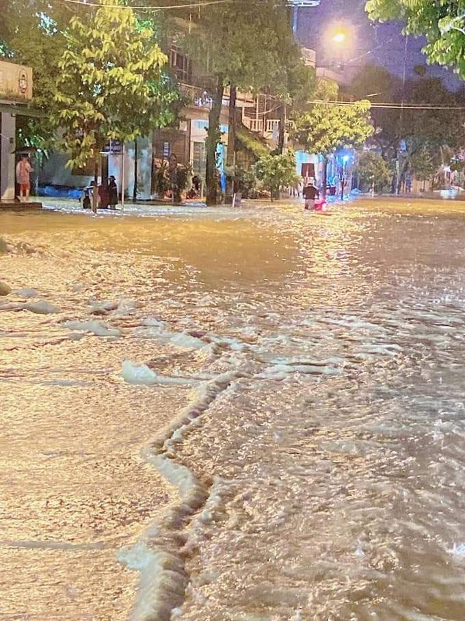 Mưa lớn ngập sâu khu vực ngã tư Pom Hán, nhiều phương tiện chết máy.