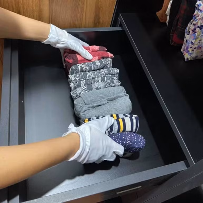 Nhân viên gấp quần áo chuyên nghiệp phải qua đào tạo của công ty. Nhân viên gấp quần áo chuyên nghiệp phải qua đào tạo của công ty.