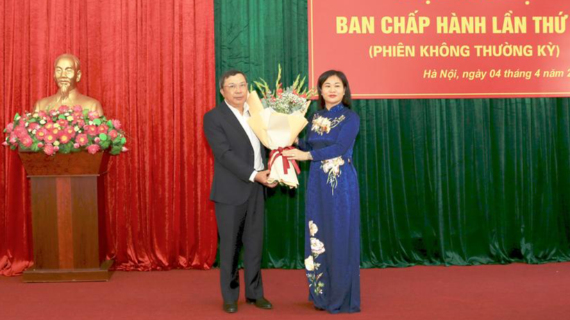 Ông Nguyễn Hữu Hoàng trái nhận hoa chúc mừng từ Phó Bí thư Thường trực Thành ủy Hà Nội Nguyễn Thị Tuyến Ông Nguyễn Hữu Hoàng trái nhận hoa chúc mừng từ Phó Bí thư Thường trực Thành ủy Hà Nội Nguyễn Thị Tuyến