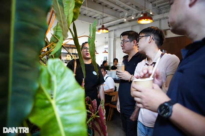 Buổi offline kiểng lá lớn nhất miền Bắc thu hút rất đông người dân (Ảnh: Viên Minh). Buổi offline kiểng lá lớn nhất miền Bắc thu hút rất đông người dân (Ảnh: Viên Minh).