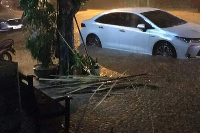 Ô tô liều lĩnh di chuyển qua đường ngập.