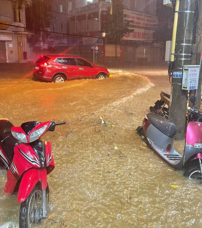 Nhiều đoạn đường ở thành phố Lào Cai như Võ Nguyên Giáp, Trần Hưng Đạo, Hoàng Liên, Soi Tiền, Minh Khai, Ngô Quyền, Lê Thanh... bị ngập nước sâu gây cản trở giao thông. Một số xe máy và ô tô bị chết máy phải gọi xe cứu hộ.