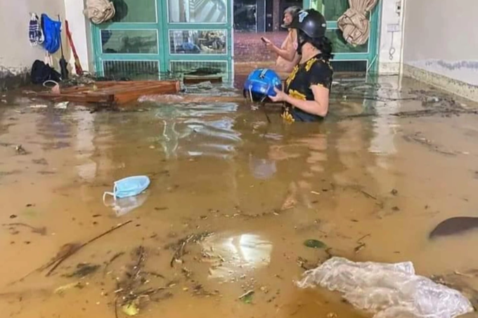 Đài khí tượng thủy văn tỉnh Lào Cai cho biết, do ảnh hưởng của vùng hội tụ gió trên cao hoạt động mạnh, từ 19h ngày 4/8, các khu vực của tỉnh Lào Cai có mưa dông trên diện rộng. Một số địa phương trong tỉnh có mưa to đến rất to, lượng mưa thu được trong 3 giờ (từ 18-21h ngày 4/8) phổ biến từ 30-50mm, thậm chí một số nơi, lượng mưa cao hơn như Bản Hồ (Sa Pa) 76,2mm, Nam Cường (TP Lào Cai) 81,8mm...