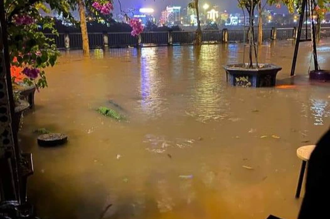 Chưa có thống kê đầy đủ nhưng thông tin ban đầu cho biết ít nhất có hàng trăm hộ gia đình bị nước tràn vào nhà, ngập sâu, gây hư hỏng tài sản. Hiện chưa có thông tin thiệt hại về người. Trong ảnh: Đường Minh Khai ngay cạnh bờ sông Hồng nước mênh mông từ mặt sông lên mặt đường.