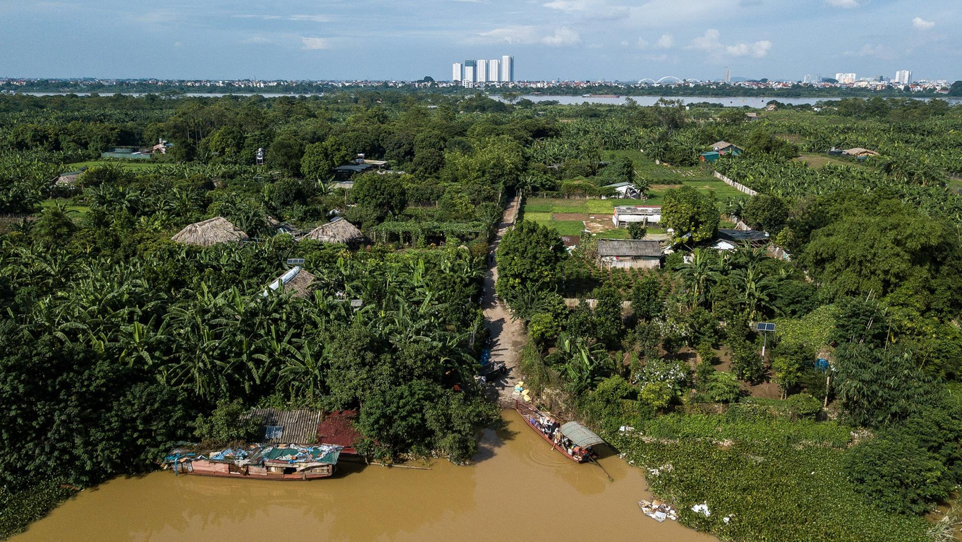 Trận mưa lớn trong đêm 13/6 cùng với việc nhà máy thủy điện Hoà Bình xả lũ 4 cửa đáy nên mực nước sông Hồng chỉ trong một ngày đã dâng lên rất cao, xấp xỉ 6 m, dưới mức báo động 1 là 3,5 m. Trận mưa lớn trong đêm 13/6 cùng với việc nhà máy thủy điện Hoà Bình xả lũ 4 cửa đáy nên mực nước sông Hồng chỉ trong một ngày đã dâng lên rất cao, xấp xỉ 6 m, dưới mức báo động 1 là 3,5 m.