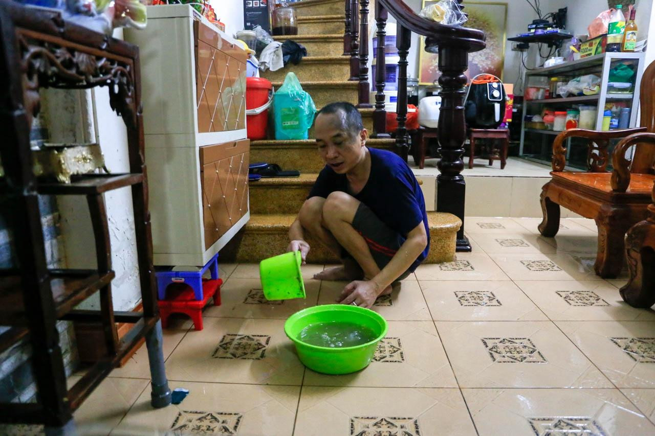 Dù đã xây thêm bục để chống ngập nhưng gia đình ông Trịnh Ngọc Chính vẫn không thoát được cảnh nước tràn vào nhà. “Tôi dọn dẹp từ 2h đến giờ vẫn chưa xong. Mỗi lần dọn dẹp như thế này rất mệt mỏi”, anh tâm sự. Dù đã xây thêm bục để chống ngập nhưng gia đình ông Trịnh Ngọc Chính vẫn không thoát được cảnh nước tràn vào nhà. “Tôi dọn dẹp từ 2h đến giờ vẫn chưa xong. Mỗi lần dọn dẹp như thế này rất mệt mỏi”, anh tâm sự.