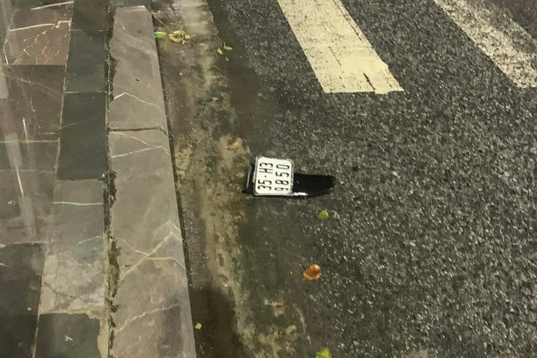 Biển số xe máy sau cú va chạm bị đứt rời khỏi xe (Ảnh: FB).