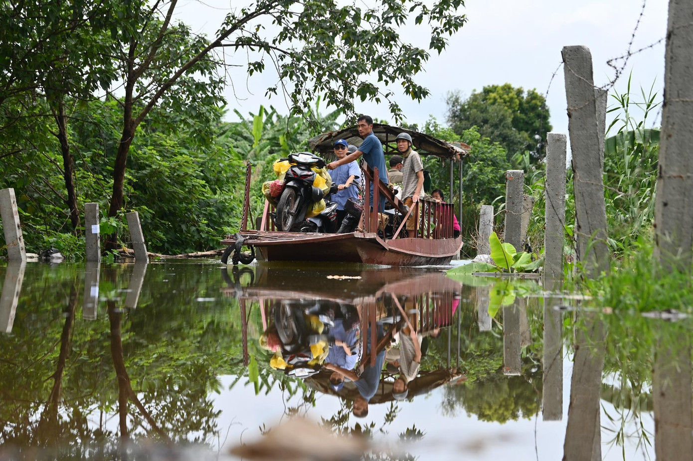 Tại một số đường nhánh kết nối khu vực nội đô và bãi giữa sông Hồng như ở ngõ 76 phố An Dương (quận Tây Hồ, Hà Nội) nếu ngày thường có thể đi ôtô hoặc xe máy thì nay bị ngập sâu tới gần 2 m. Người dân sinh sống ở khu vực này phải di chuyển bằng đò. Tại một số đường nhánh kết nối khu vực nội đô và bãi giữa sông Hồng như ở ngõ 76 phố An Dương (quận Tây Hồ, Hà Nội) nếu ngày thường có thể đi ôtô hoặc xe máy thì nay bị ngập sâu tới gần 2 m. Người dân sinh sống ở khu vực này phải di chuyển bằng đò.