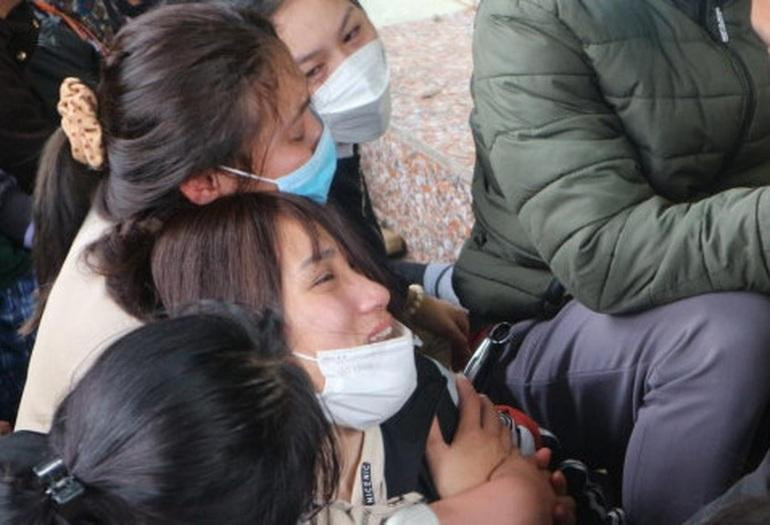 Con gái anh Thu đau đớn trước cái chết của bố mẹ và các em (Ảnh: CTV).