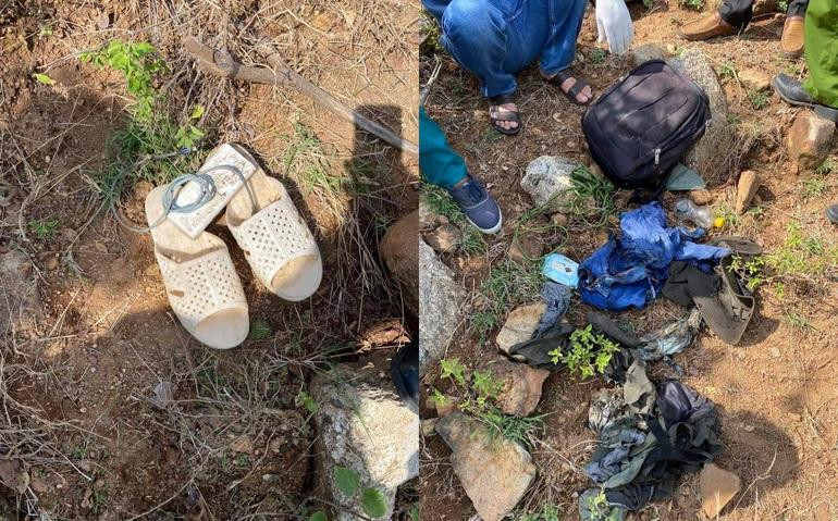 Quần áo, dép và nhiều vật dụng cá nhân được tìm thấy gần bộ xương. Ảnh: Công an huyện Thuận Nam. Quần áo, dép và nhiều vật dụng cá nhân được tìm thấy gần bộ xương. Ảnh: Công an huyện Thuận Nam.