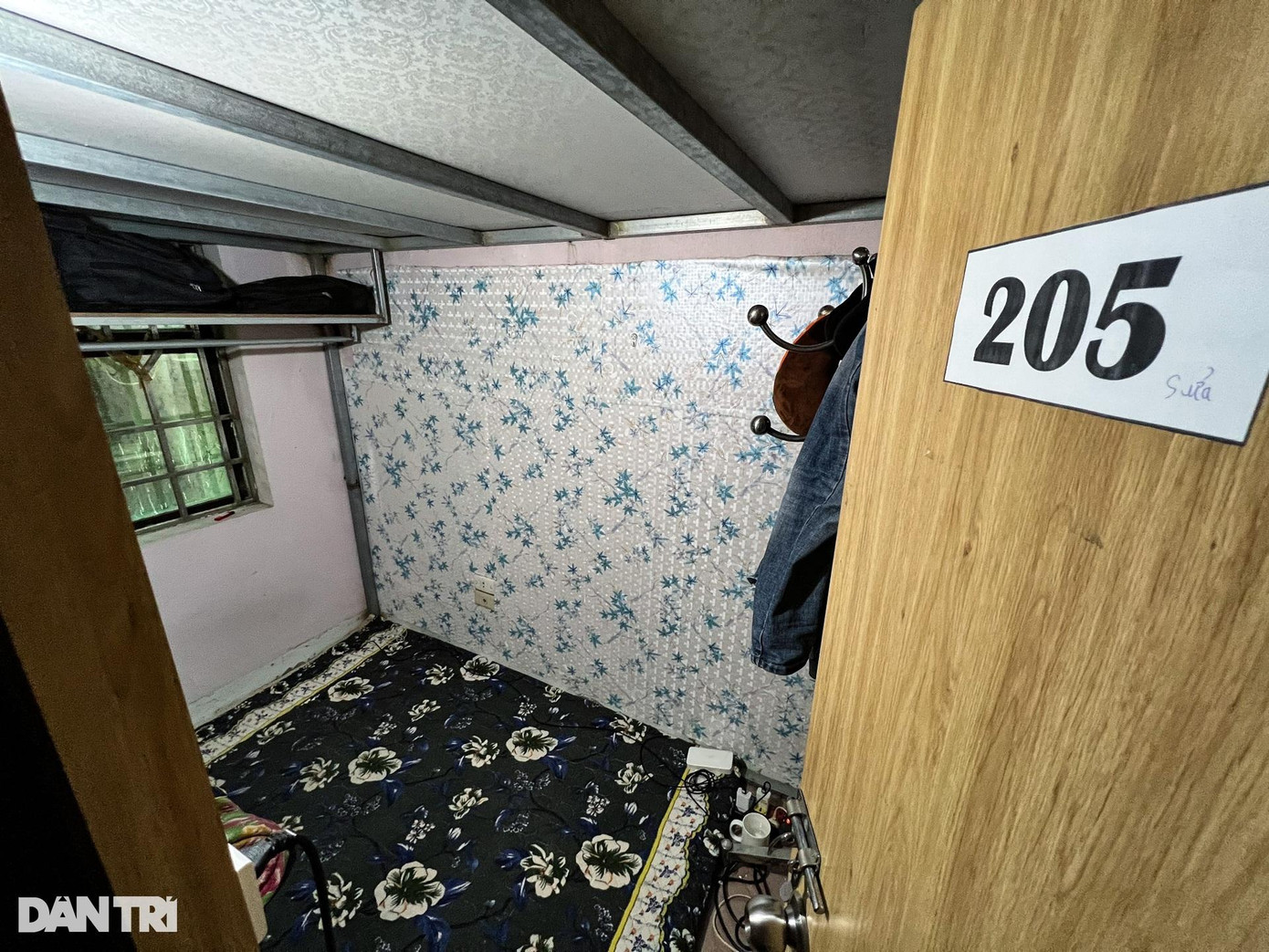 Một người đàn ông ngoài 30 tuổi thuê phòng trọ "tổ ong" được 3 năm, giá một triệu đồng/tháng. Ngoài không gian hẹp, theo anh, điểm bất tiện nữa là do sinh hoạt chung, phòng sát vách, gỗ không cách âm nên ảnh hưởng cuộc sống riêng của người khác. "Tuy vậy, giữa hai năm dịch COVID-19 và gần đây nhất là bão giá, phòng trọ kiểu này là sự lựa chọn hợp lý của tôi", anh nói.