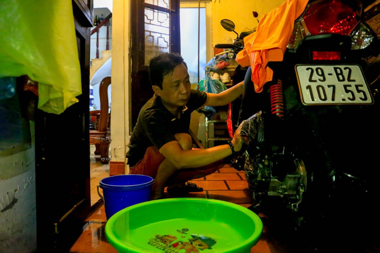 Cứ mưa lớn là rất nhiều đồ đạc trong nhà anh Bình bị hỏng hóc phải đem đi sửa chữa, "Như 2 chiếc xe máy nhà tôi mỗi khi dính nước là phải thay mất 700.000 đồng", anh nói. Cứ mưa lớn là rất nhiều đồ đạc trong nhà anh Bình bị hỏng hóc phải đem đi sửa chữa, "Như 2 chiếc xe máy nhà tôi mỗi khi dính nước là phải thay mất 700.000 đồng", anh nói.