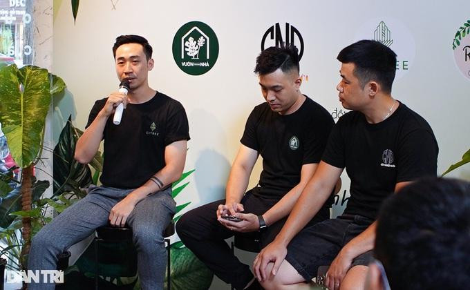 Nguyễn Duy Hiếu (ngoài cùng trái) cho biết, chăm sóc kiểng lá cần sự tỉ mỉ, kiên nhẫn (Ảnh: Viên Minh). Nguyễn Duy Hiếu (ngoài cùng trái) cho biết, chăm sóc kiểng lá cần sự tỉ mỉ, kiên nhẫn (Ảnh: Viên Minh).