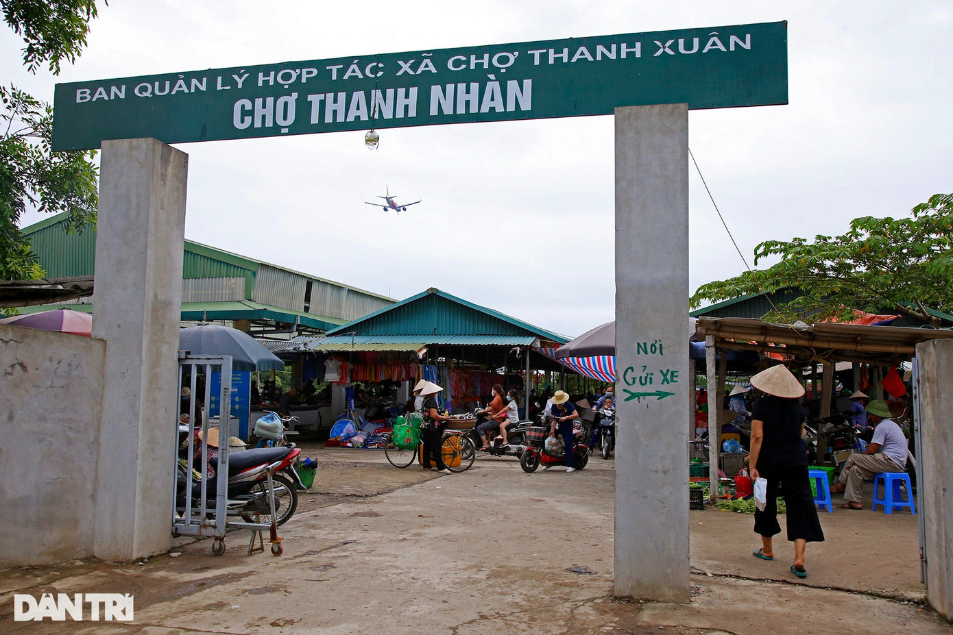 Chợ mới có tên Thanh Nhàn, nhưng sự đặc biệt đến từ những chuyến bay thì không thay đổi.