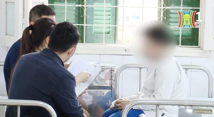 Bé Bùi Quang H. bị bỏng 2% ở bàn tay bên phải. Ảnh: Đài PTTH Hà Nội.