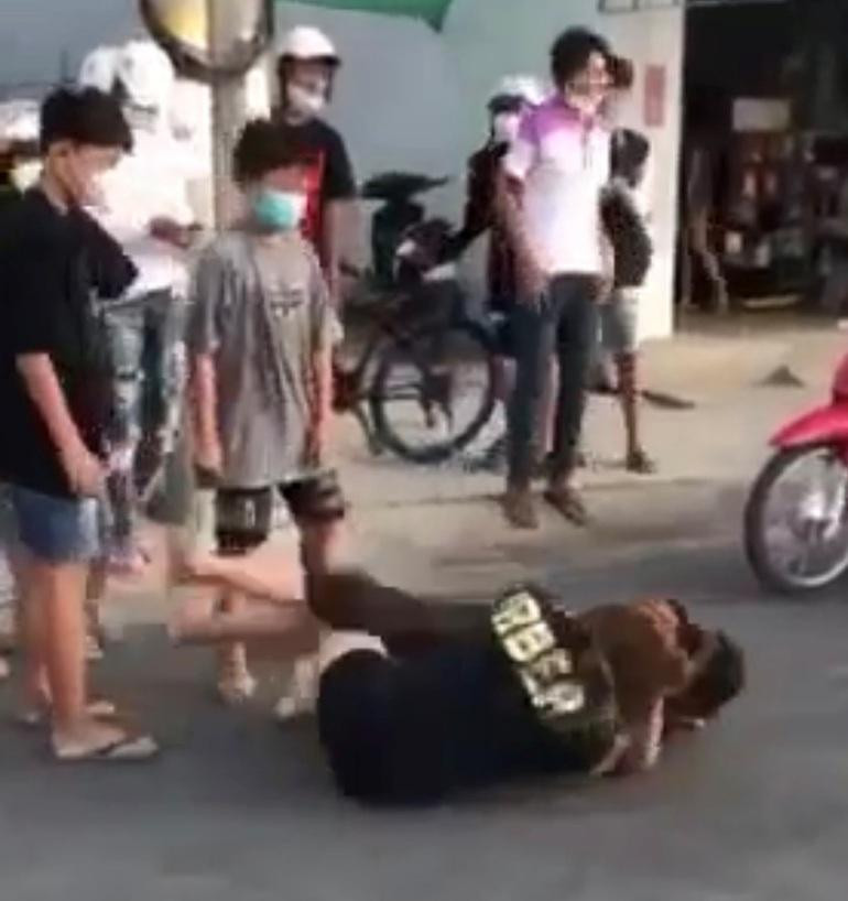 Khi 2 cô gái đánh nhau, có nhiều người đứng xem (Ảnh cắt từ clip).