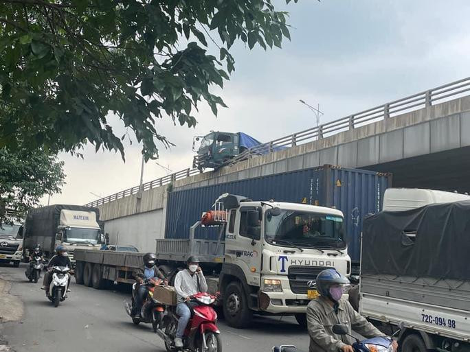 Kinh hãi xe ben suýt rơi từ cầu vượt Amata xuống đường đông phương tiện - Ảnh 3.