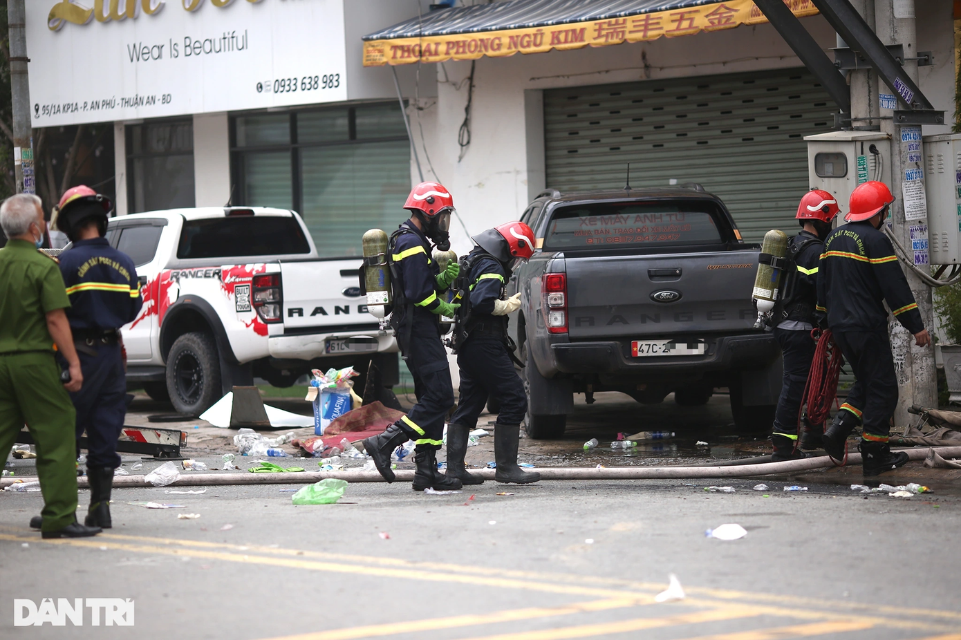 Đến 10h45, lực lượng PCCC vẫn tăng cường thêm người và trang bị thêm mặt nạ, bình ô-xi để vào tiếp cận hiện trường vụ hỏa hoạn.