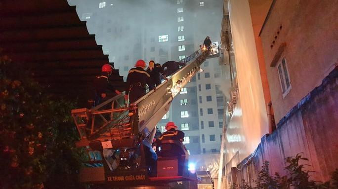 Hình ảnh cháy khủng khiếp tại karaoke ở Bình Dương, 12 người chết - Ảnh 5.