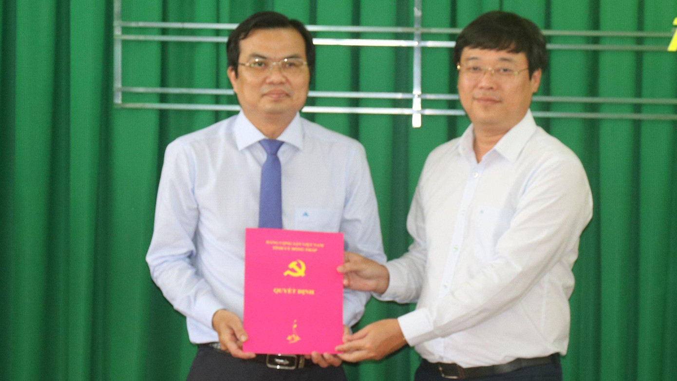 Ông Lê Quốc Phong trao Quyết định cho ông Cao Thanh Xuân