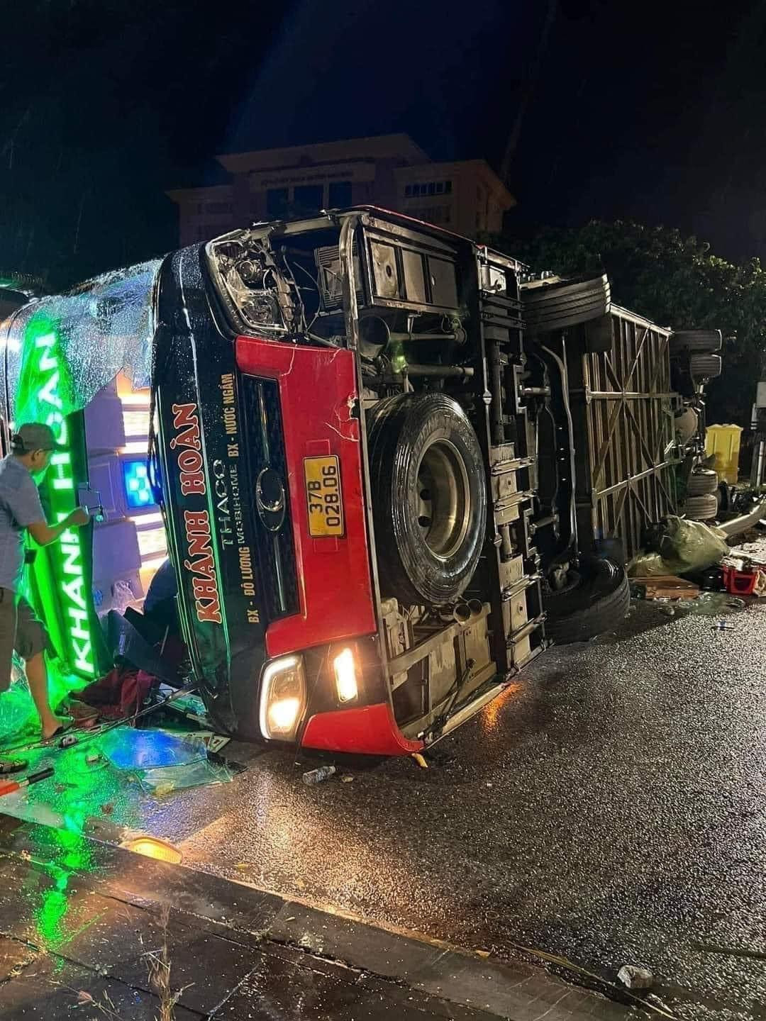 Xe khách giường nằm lật ngang giữa đường khiến 4 người chết. Ảnh: D.T. Xe khách giường nằm lật ngang giữa đường khiến 4 người chết. Ảnh: D.T.