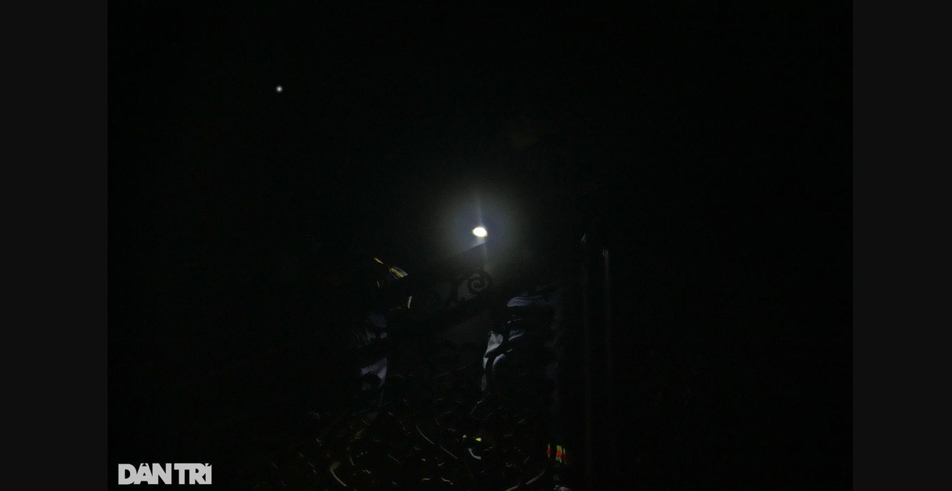 Những hình ảnh đầu tiên PV Dân trí ghi nhận bên trong hiện trường quán karaoke cháy, nơi sức nóng vẫn hầm hập, khói mù mịt và có thể còn những nạn nhân kẹt lại.