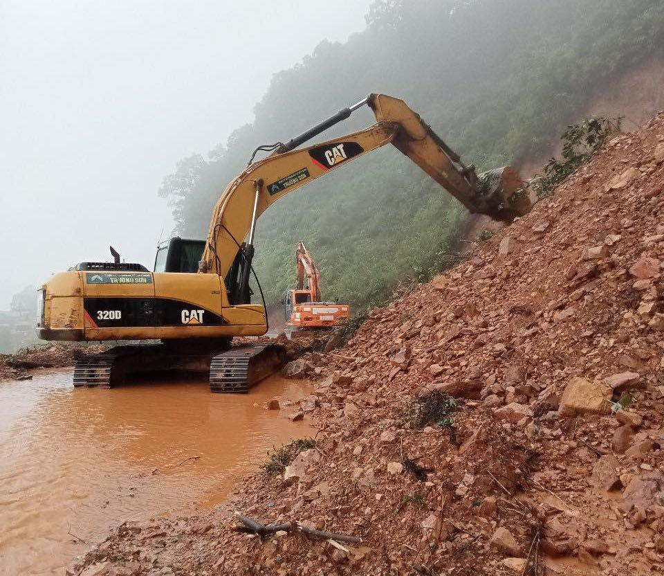 “Chúng tôi đã cho người phối hợp với bộ đội biên phòng và các lực lượng chức năng phân luồng từ cửa khẩu Cầu Treo để đảm bảo giao thông không bị ách tắc”, ông Giang cho hay.