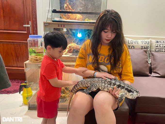 Trong hình là con thằn lằn khổng lồ nặng khoảng 3-4kg mà Trà My đang sở hữu có giá hơn 30 triệu đồng. Theo lời kể của cô gái trẻ, loài vật này có chỉ số IQ cao và tuổi thọ lên tới vài chục năm. Trong hình là con thằn lằn khổng lồ nặng khoảng 3-4kg mà Trà My đang sở hữu có giá hơn 30 triệu đồng. Theo lời kể của cô gái trẻ, loài vật này có chỉ số IQ cao và tuổi thọ lên tới vài chục năm.