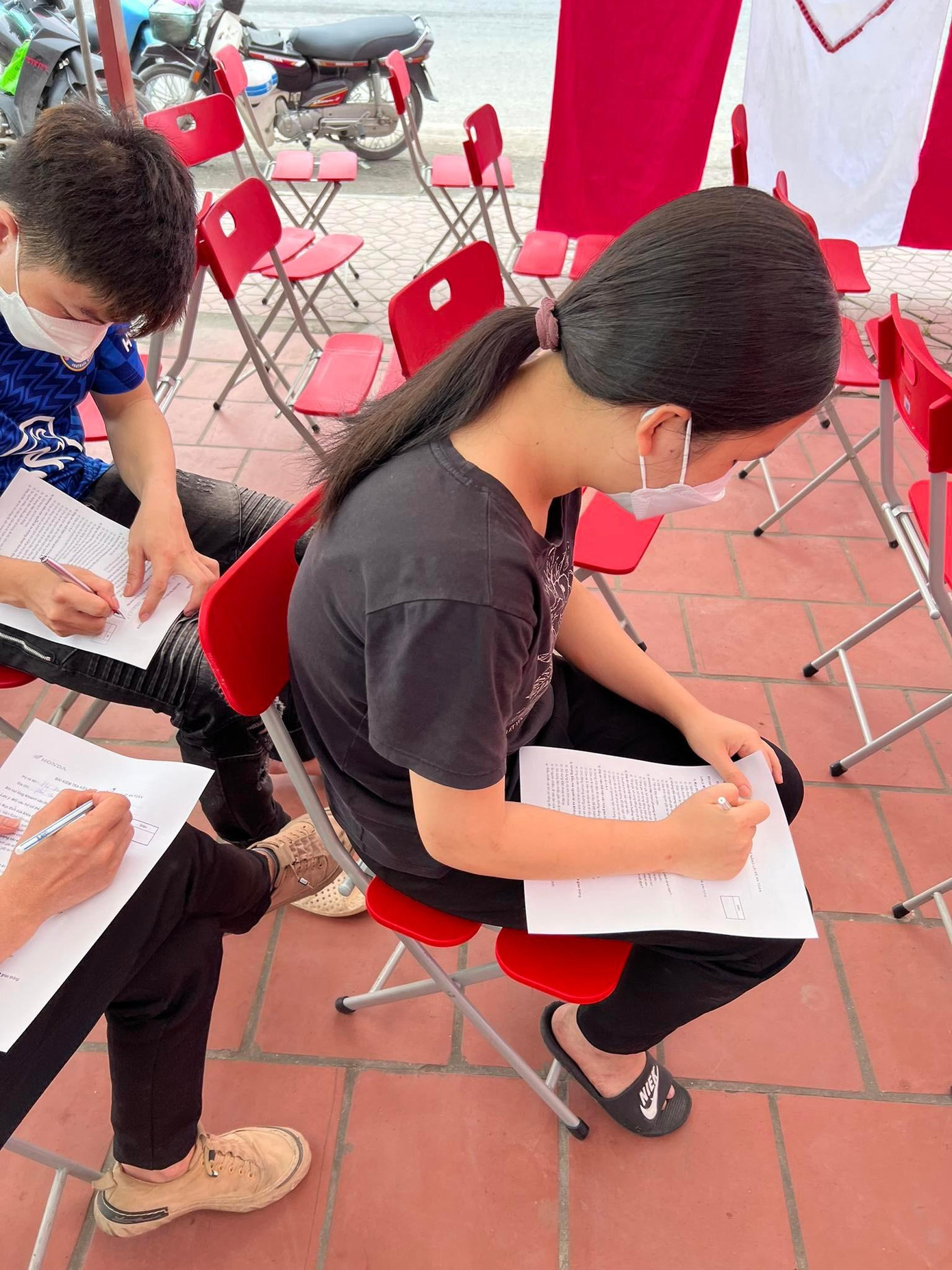 Khách hàng hào hứng "kiểm tra" lý thuyết sau khi đã nắm chắc các kiến thức và kỹ năng lái xe an toàn. Khách hàng hào hứng "kiểm tra" lý thuyết sau khi đã nắm chắc các kiến thức và kỹ năng lái xe an toàn.