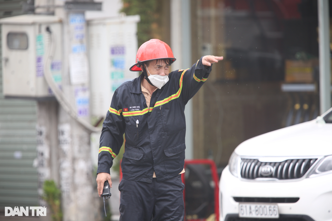 Tại hiện trường có khoảng 100 chiến sĩ PCCC của TP Thuận An (Bình Dương) đang làm nhiệm vụ. Mọi công tác đang diễn ra hết sức khẩn trương.