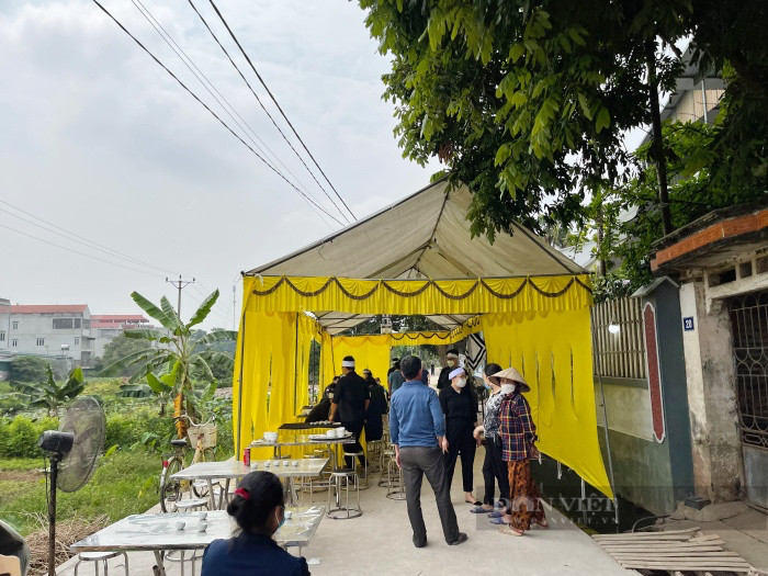 Gia đình đang tổ chức lo đám tang cho 3 mẹ con chị Phùng Thị H. ngày 6/5. Ảnh: Gia Khiêm Nỗi đau người ở lại sau vụ 3 mẹ con tử vong sau tai nạn ở Hà Nội, có bé trai từng bị trao nhầm - Ảnh 1.