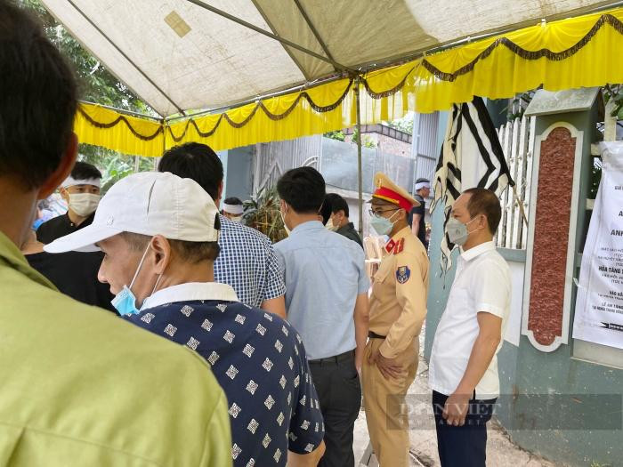 Trong sáng nay lãnh đạo UBND huyện Ba Vì, Công an, các cơ quan đoàn thể trên địa bàn thành phố Hà Nội đến thắp cho các nạn nhân nén hương chia buồn. Ảnh: Gia Khiêm Nỗi đau người ở lại sau vụ 3 mẹ con tử vong sau tai nạn ở Hà Nội, có bé trai từng bị trao nhầm - Ảnh 2.