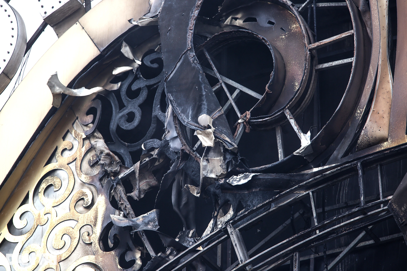 Một phần của bảng hiệu quán bị thiêu rụi, cháy trơ khung.