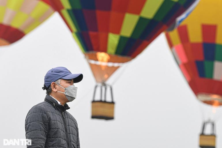 Vào 20h ngày 25/3 sẽ có 10 khinh khí cầu bay cao 10 m và 22 m ở khu vực vườn hoa Lý Thái Tổ và tuyến phố Đinh Tiên Hoàng, quận Hoàn Kiếm cho người dân trải nghiệm và chụp ảnh.