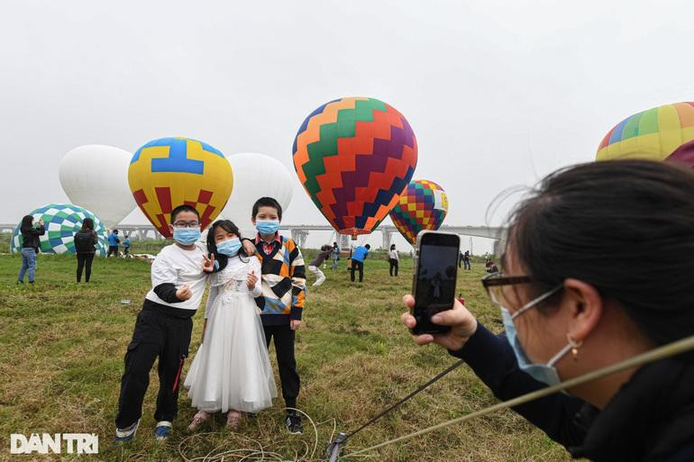 Được biết, vé vào cửa là 60.000 đồng/người, trẻ em dưới 1,1 m miễn phí, vé tham quan khinh khí cầu giá 25.000 đồng, vé bay 150.000 đồng/trẻ em và 300.000 đồng/người lớn.