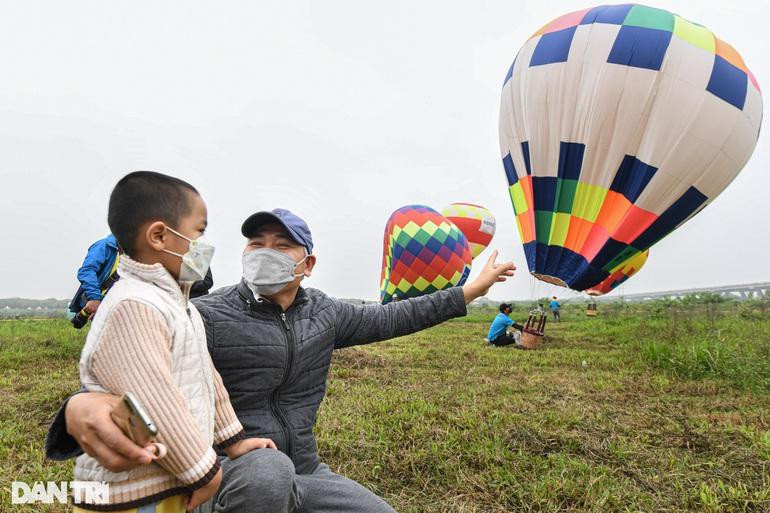 Ông Lâm Quang Đoan (Long Biên, Hà Nội) sau khi biết thông tin về lễ hội qua báo chí đã dẫn cháu trai Sơn Tùng (4 tuổi) tới xem khinh khí cầu. Ông cảm thấy rất vui và phấn khởi khi sau thời gian dài phải ở nhà do dịch bệnh Covid-19, cháu trai được ra ngoài vui chơi.