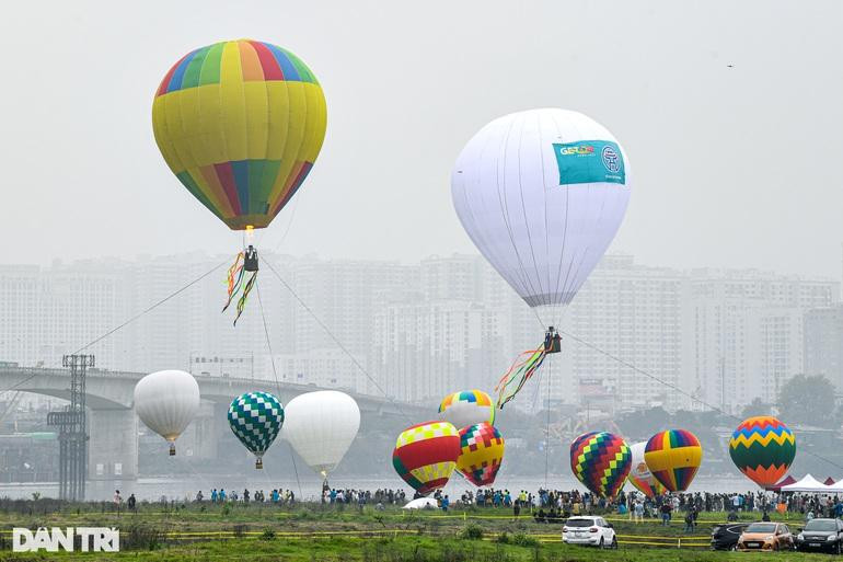 Ban tổ chức cho biết, tối 26/3 sẽ diễn ra chương trình Đêm hoa đăng với 22 khinh khí cầu tỏa sáng, soi bóng bên dòng sông Hồng.