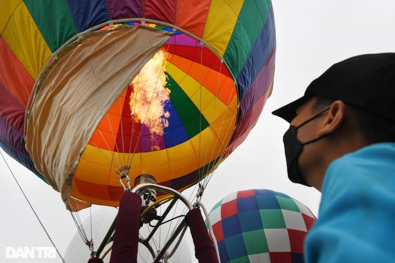 Khinh khí cầu hoạt động dựa vào lực đẩy từ hơi nóng từ lửa, nó mở ra ở phía dưới để hứng không khí nóng được đốt lên bởi một vòi đốt bằng khí. Khi quả cầu chứa đầy không khí nóng, nó bay lên. Nếu muốn hạ xuống, chỉ cần không khí này nguội đi.