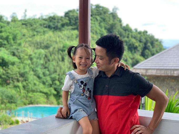 Anh Đúng bên cô con gái bị bỏ quên ở trạm dừng nghỉ. (Ảnh: V. Đ) Anh Đúng bên cô con gái bị bỏ quên ở trạm dừng nghỉ. (Ảnh: V. Đ)