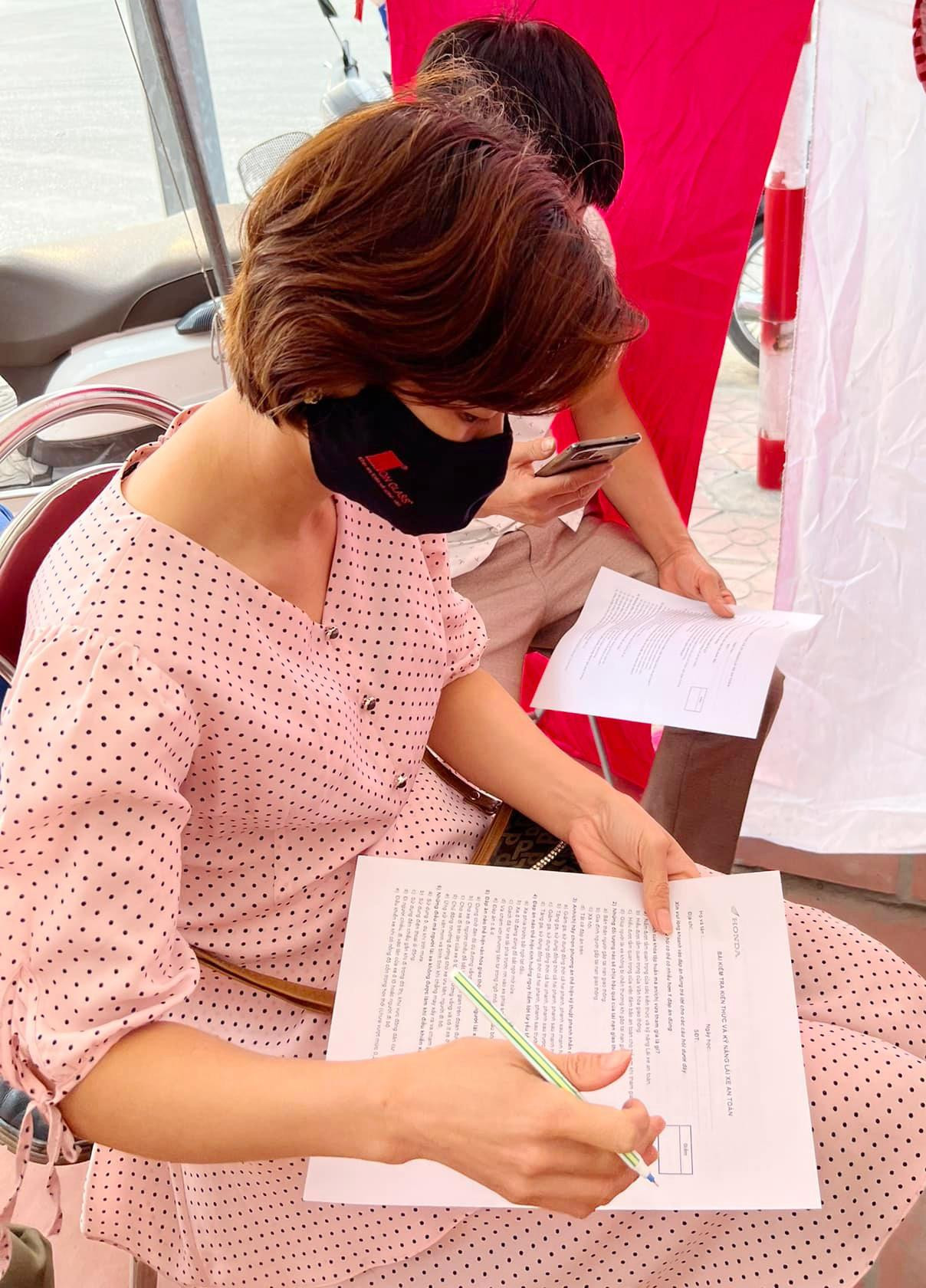 Người dân thích thú khi tham gia phần thi lý thuyết sau khi đã nắm chắc các kiến thức và kỹ năng lái xe an toàn