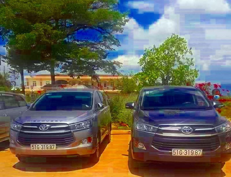 2 xe mang cùng biển số đều là xe Inova. Ảnh: ND