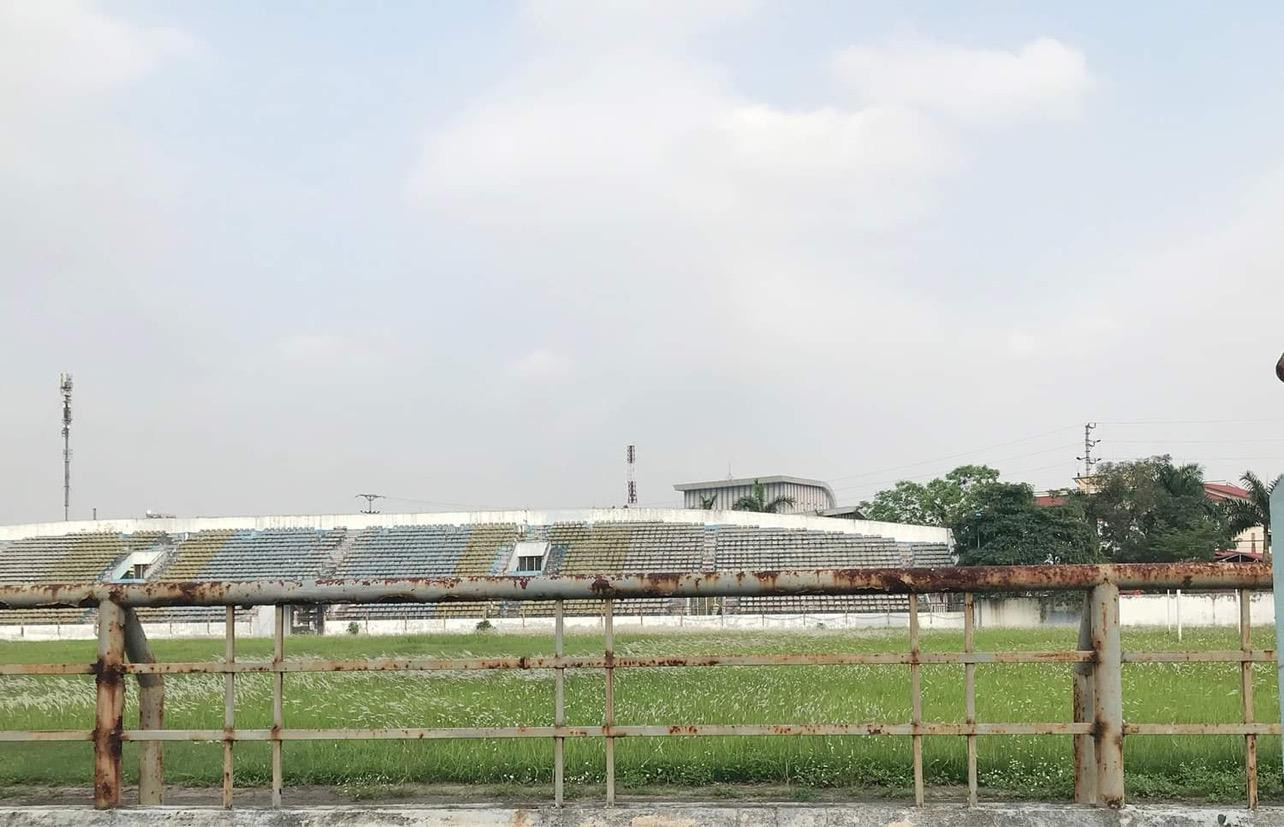 Bên trong Sân vận động huyện Đan Phượng, nhiều nơi đã xuống cấp. Theo đại diện lãnh đạo Trung tâm Văn hoá Thể thao huyện Đan Phượng, đơn vị đã có đề án, kế hoạch tổng thể về sửa chữa, vận hành hiệu quả Sân vận động. Do thời gian không kịp triển khai, nên Sân vận động huyện Đan Phượng cũng không kịp đăng cai môn Bắn cung SEA Games 31. Ảnh: Trường Phong.