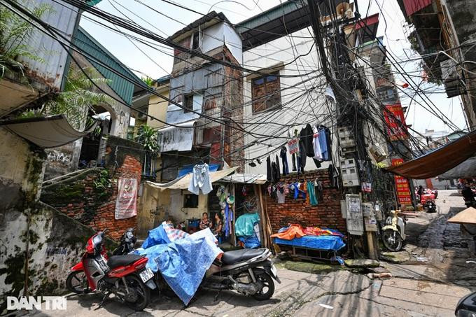 Căn nhà 5 tầng, diện tích 6m2 của bà Tuyết, nằm ngay lối đi xuống của con ngõ 241 Đê La Thành (Ảnh: Mạnh Quân). Căn nhà 5 tầng, diện tích 6m2 của bà Tuyết, nằm ngay lối đi xuống của con ngõ 241 Đê La Thành (Ảnh: Mạnh Quân).